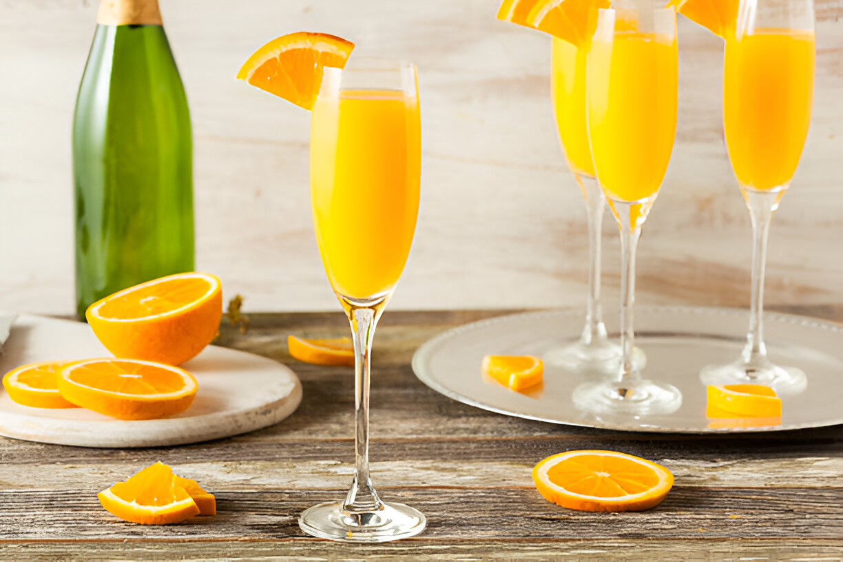 En image le cocktail mimosa classique et sa recette au champagne.